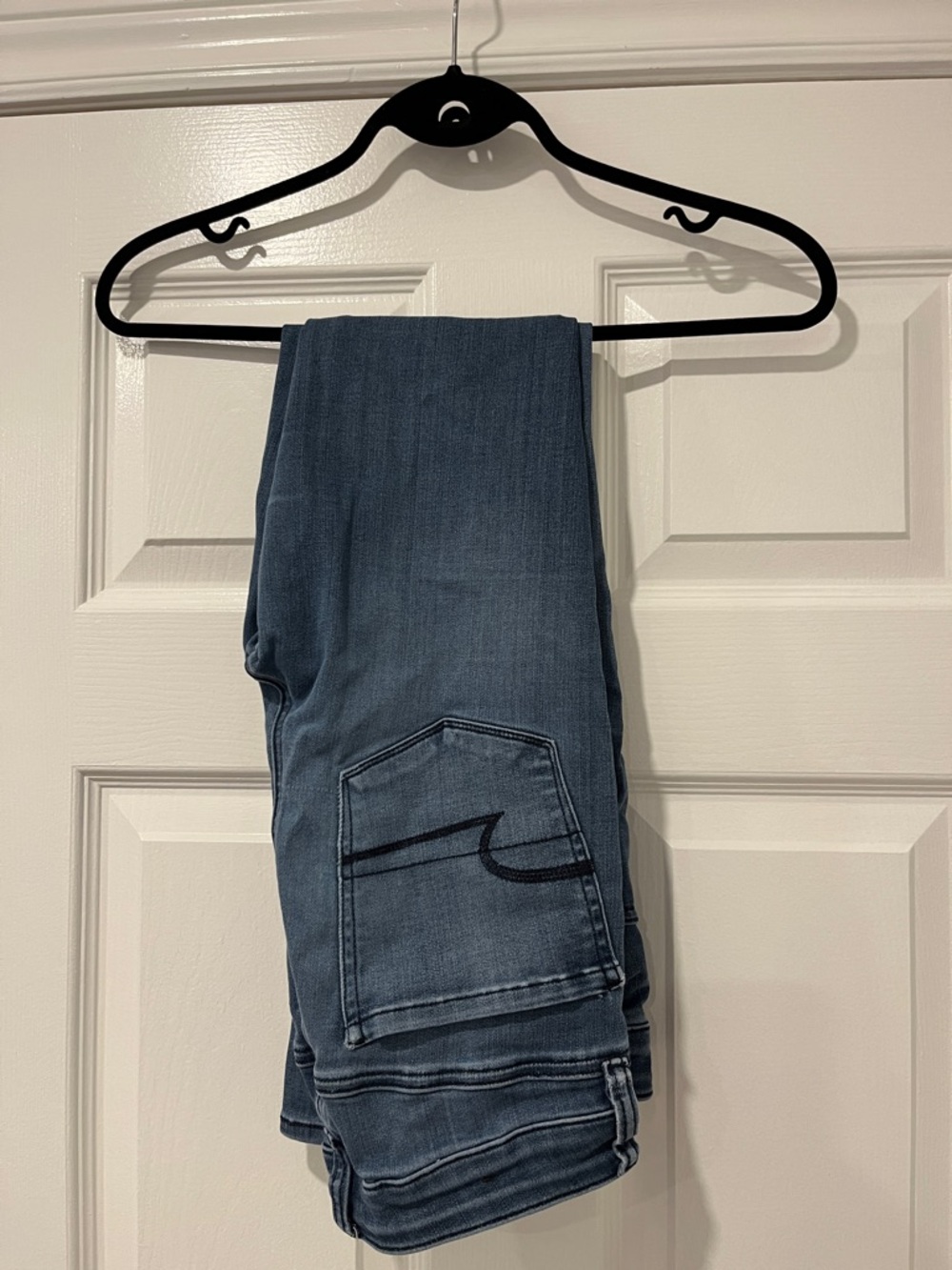 American Eagle Blue Denim Jeans with Back Pocket Stitch Size 2 with 28” inseam
